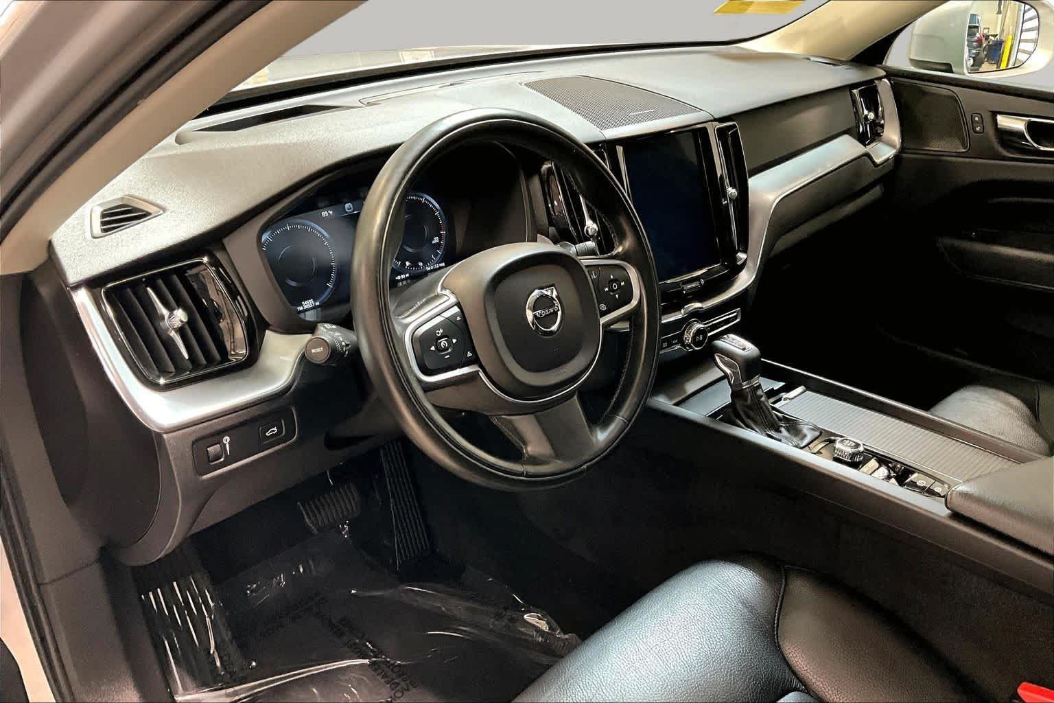 Used 2019 Bright Silver Metallic Volvo Momentum image 17