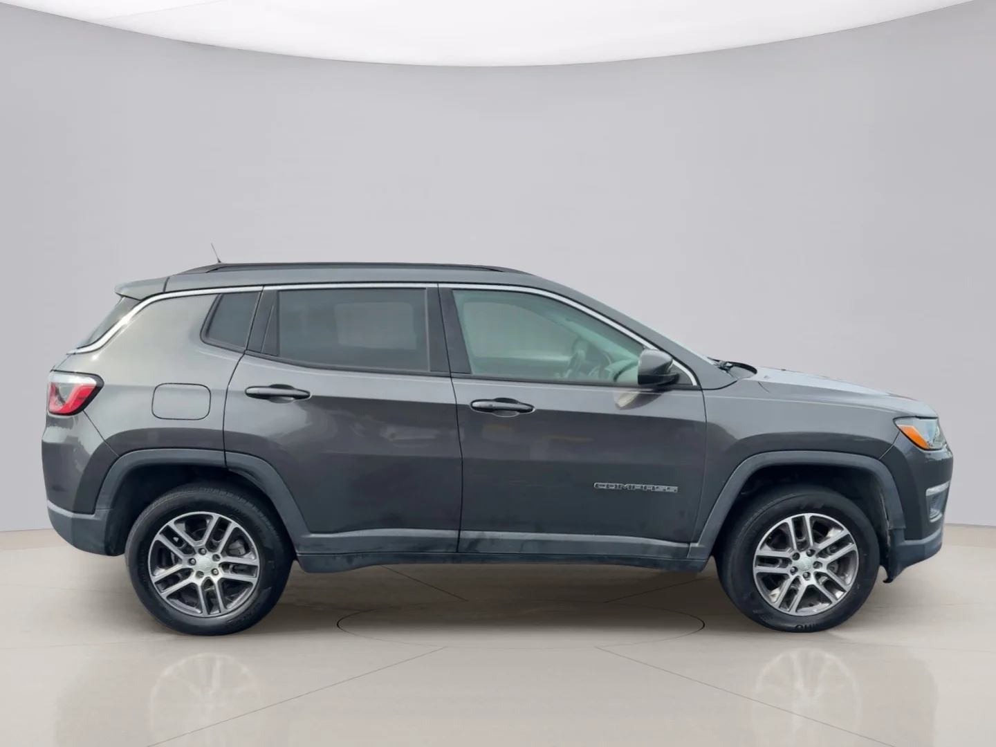Used 2018 Gray Jeep LATITUDE image 6