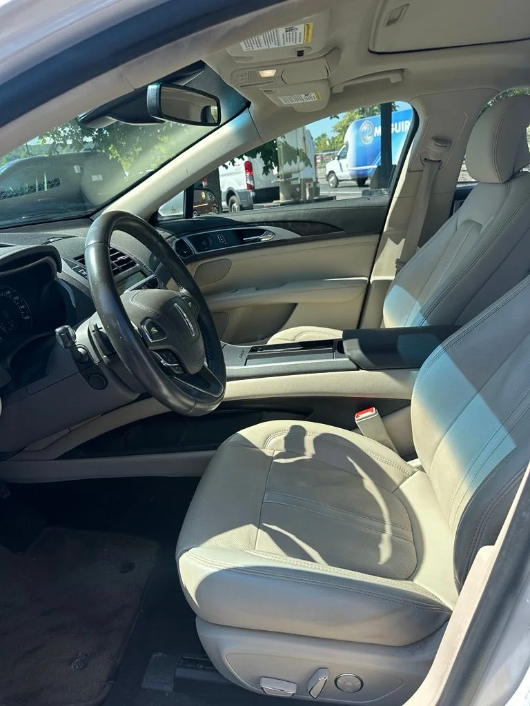 Used 2019 White Lincoln Reserve image 11