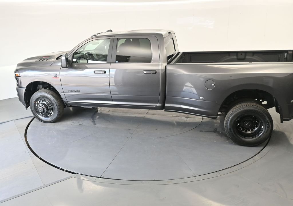 New 2026 Granite Crystal Metallic Clear-Coat Exterior Paint RAM Laramie image 33