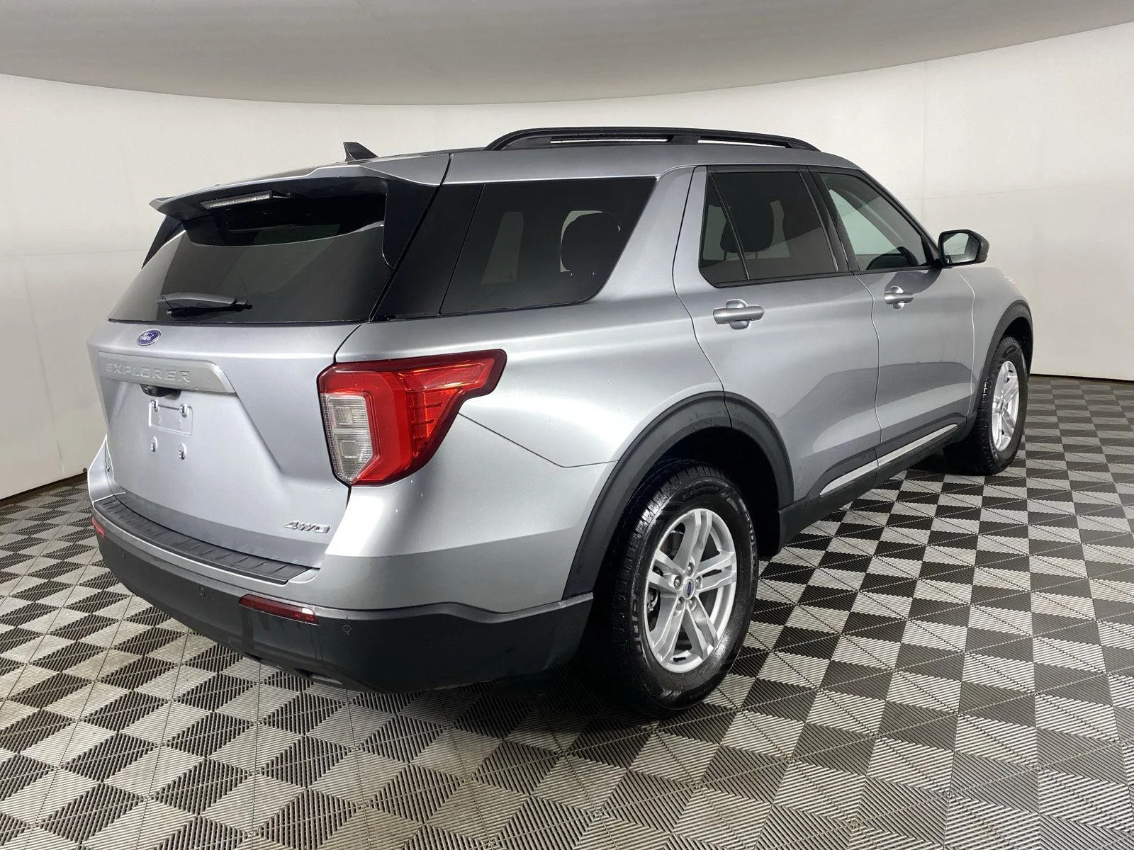 Used 2024 Iconic Silver Ford XLT image 17