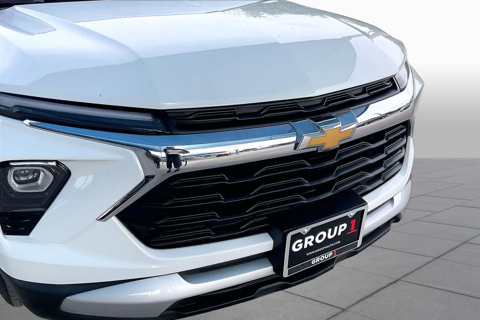 Used 2025 Summit White Chevrolet LT image 31