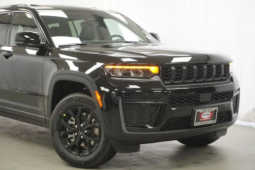 New 2026 Diamond Black Crystal Pearl-Coat Exterior Paint Jeep Altitude image 3