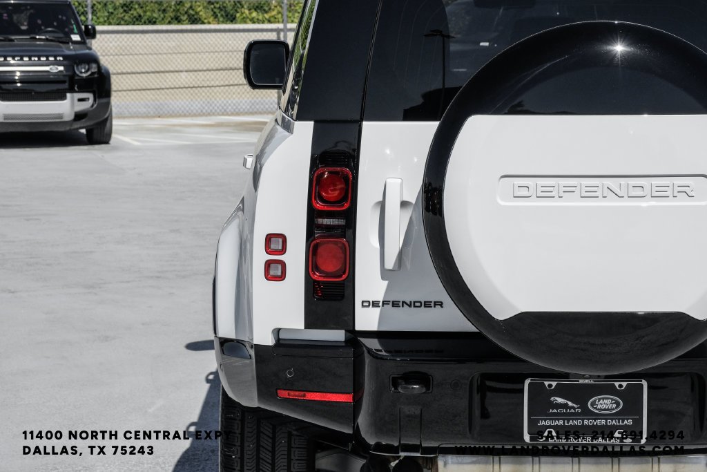 Used 2025 White Land Rover X-Dynamic SE image 55