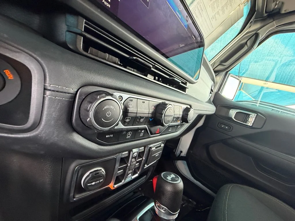 Used 2025 White Jeep Sahara image 23