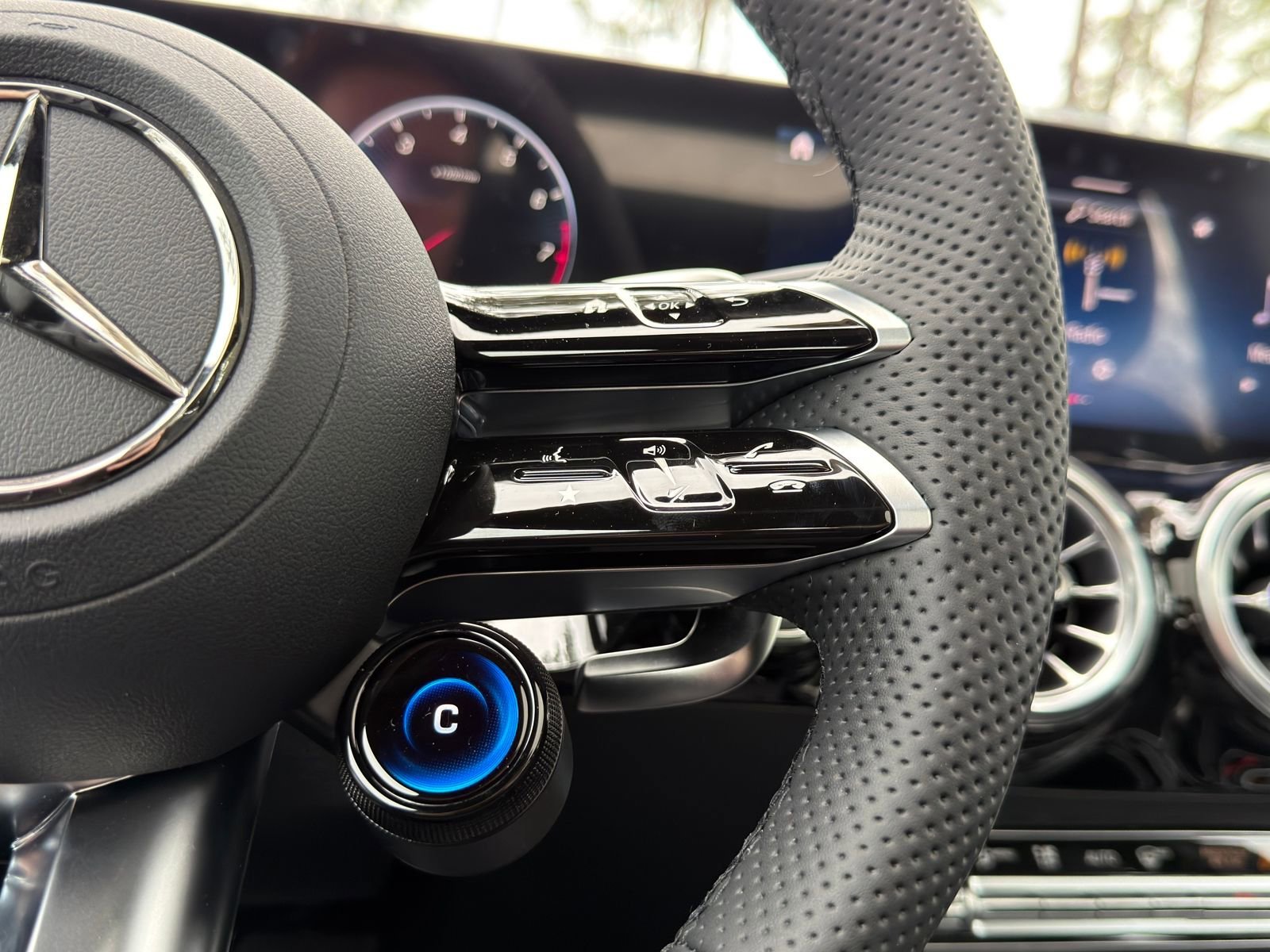 New 2026 MANUFAKTUR Alpine Gray Mercedes-Benz GLA 35 AMG® image 51
