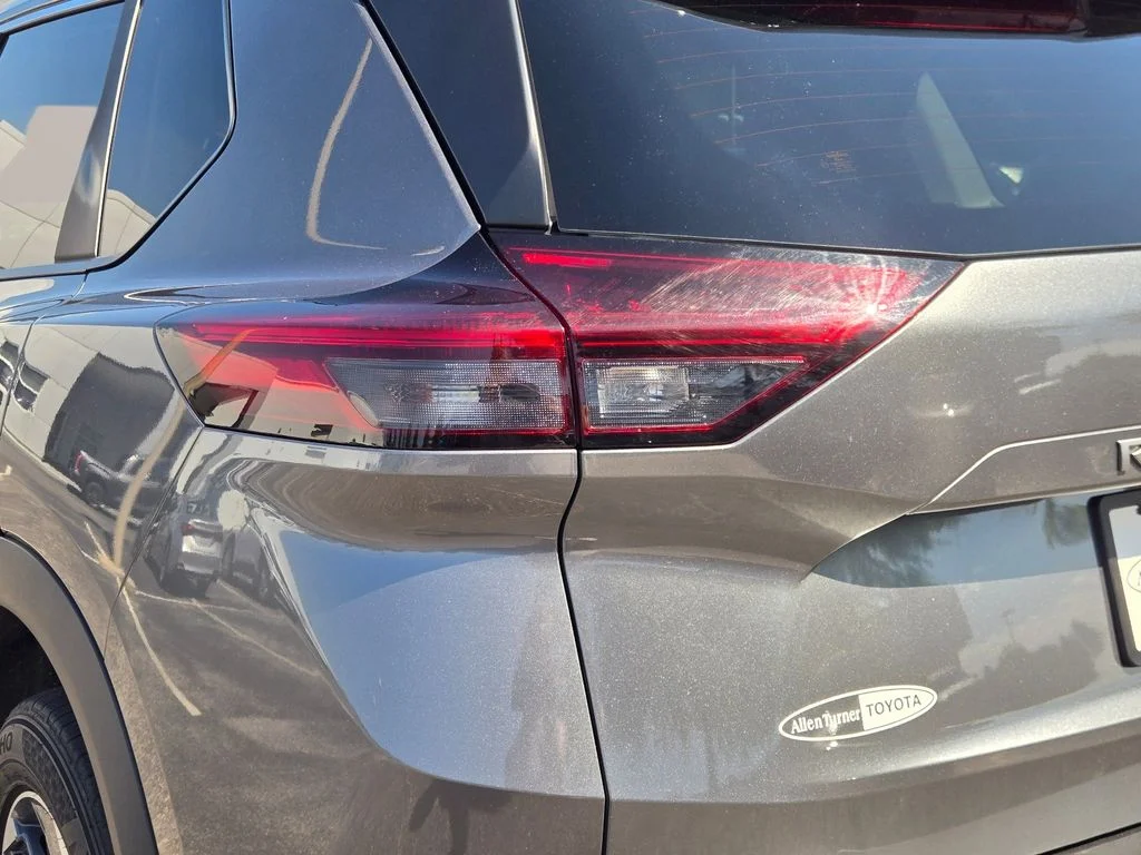Used 2025 Gray Nissan SV image 9