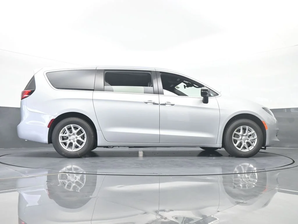 2026 Chrysler Voyager LX - Photo 58