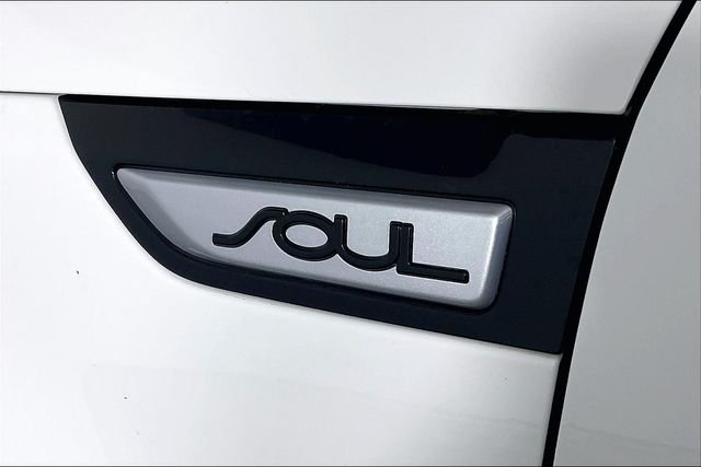 Used 2015 White Kia Plus image 12
