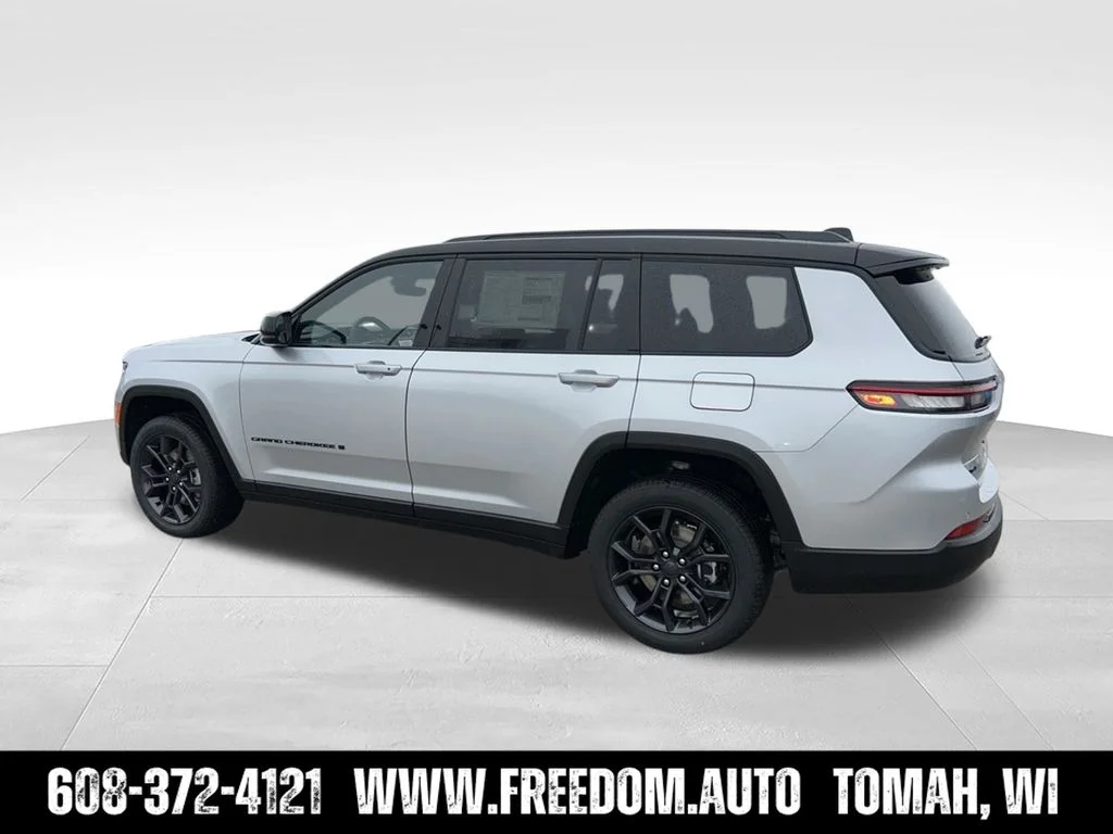 Used 2025 Silver Zynith Jeep Limited image 4