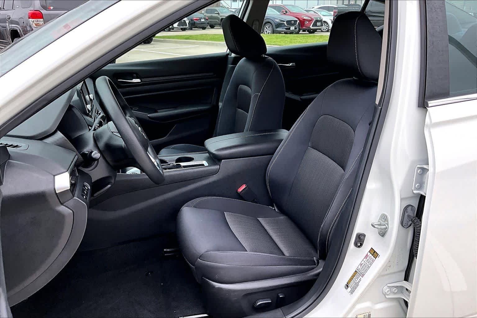 Used 2021 Glacier White Nissan 2.5 S image 8
