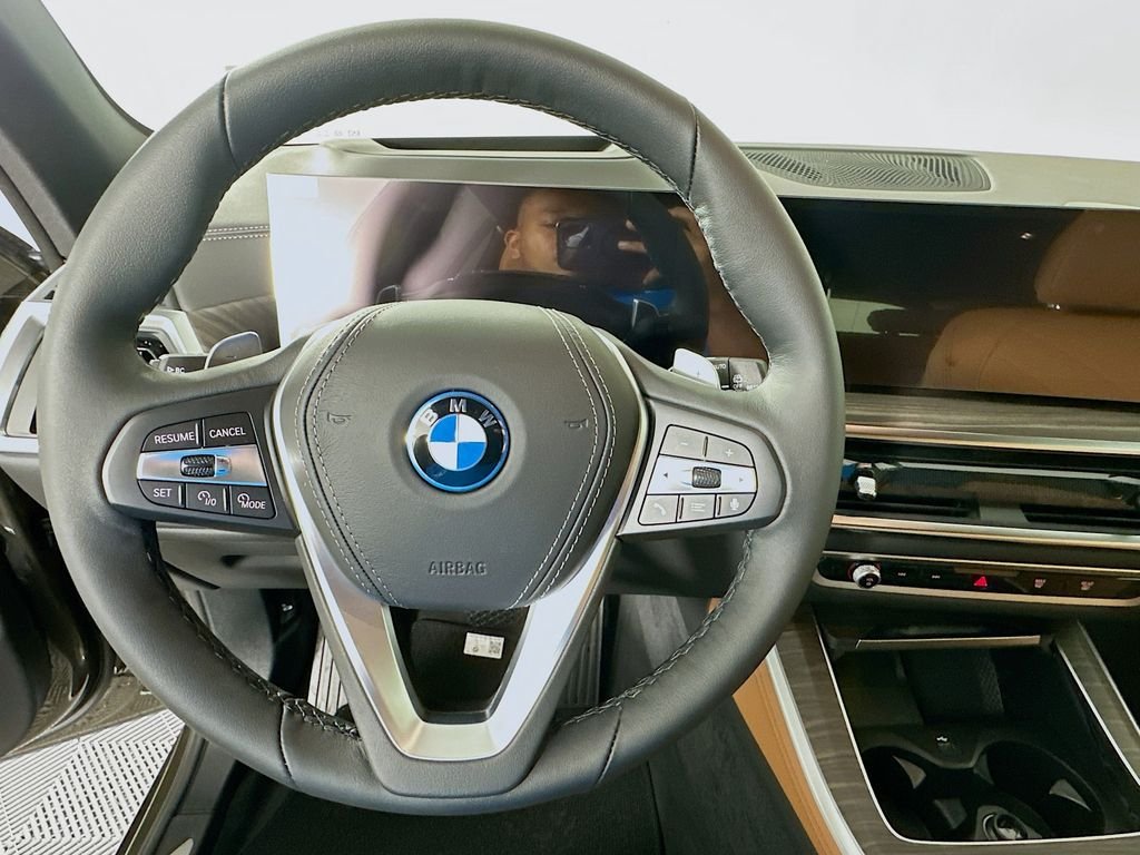 New 2026 Manhattan Green Metallic BMW xDrive50e image 10