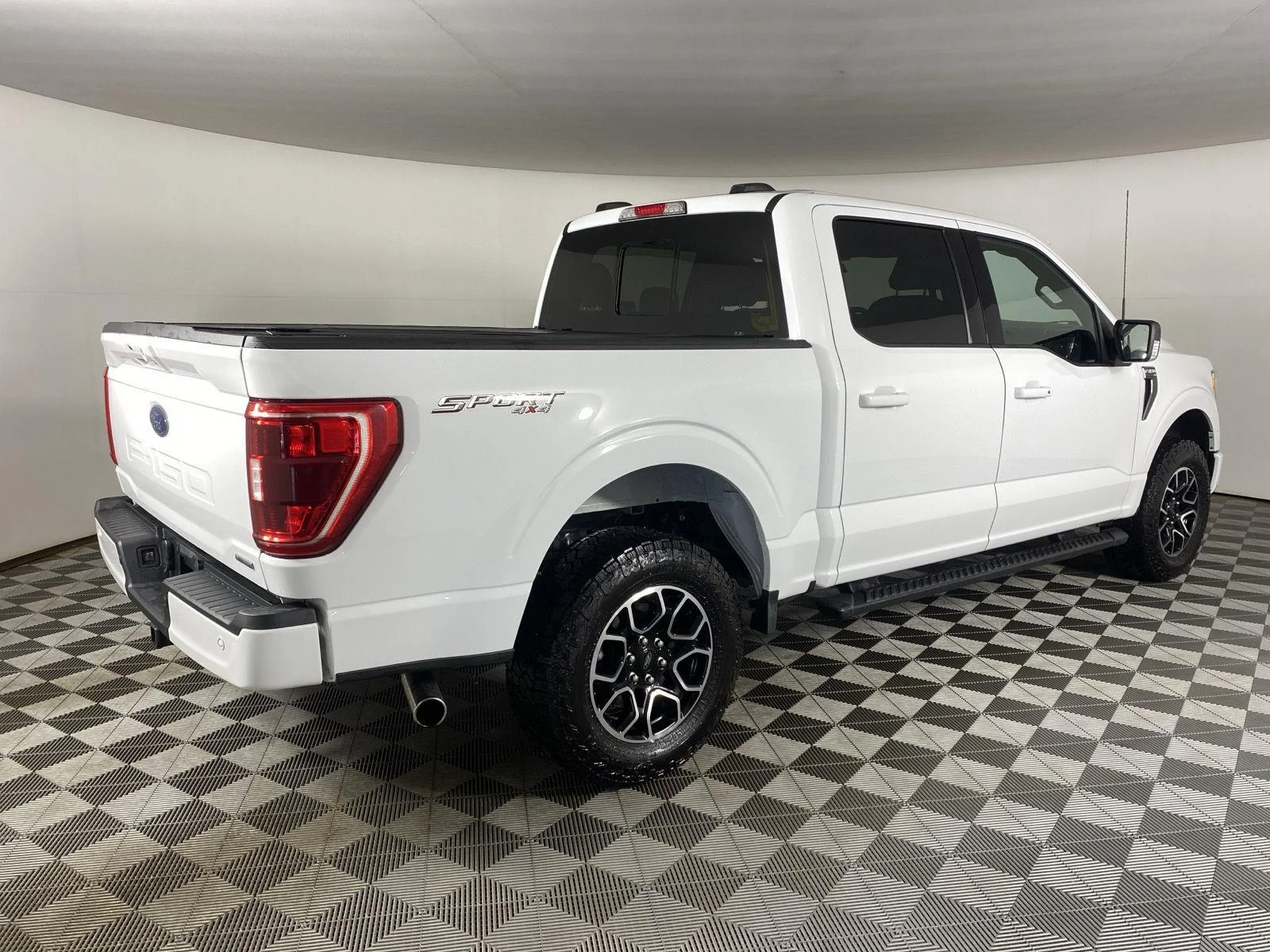 Used 2022 Oxford White Ford XLT image 10