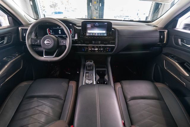 Used 2025 Silver Nissan Platinum image 12