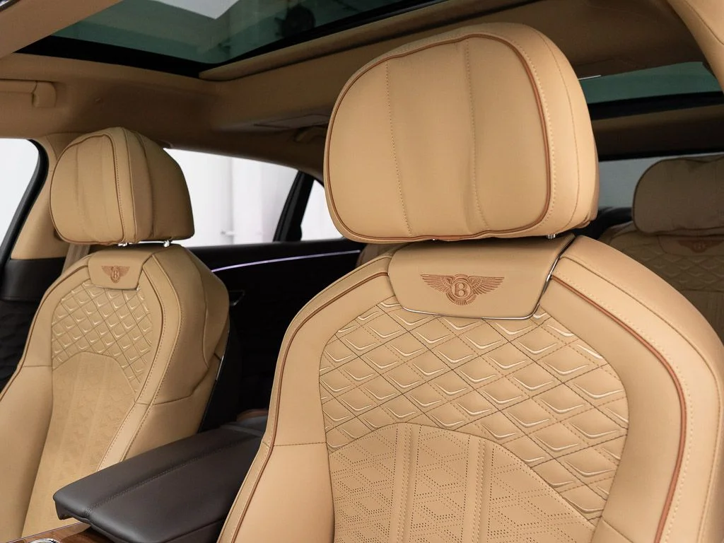 Used 2025 White Sand - by Mulliner Bentley Mulliner image 16