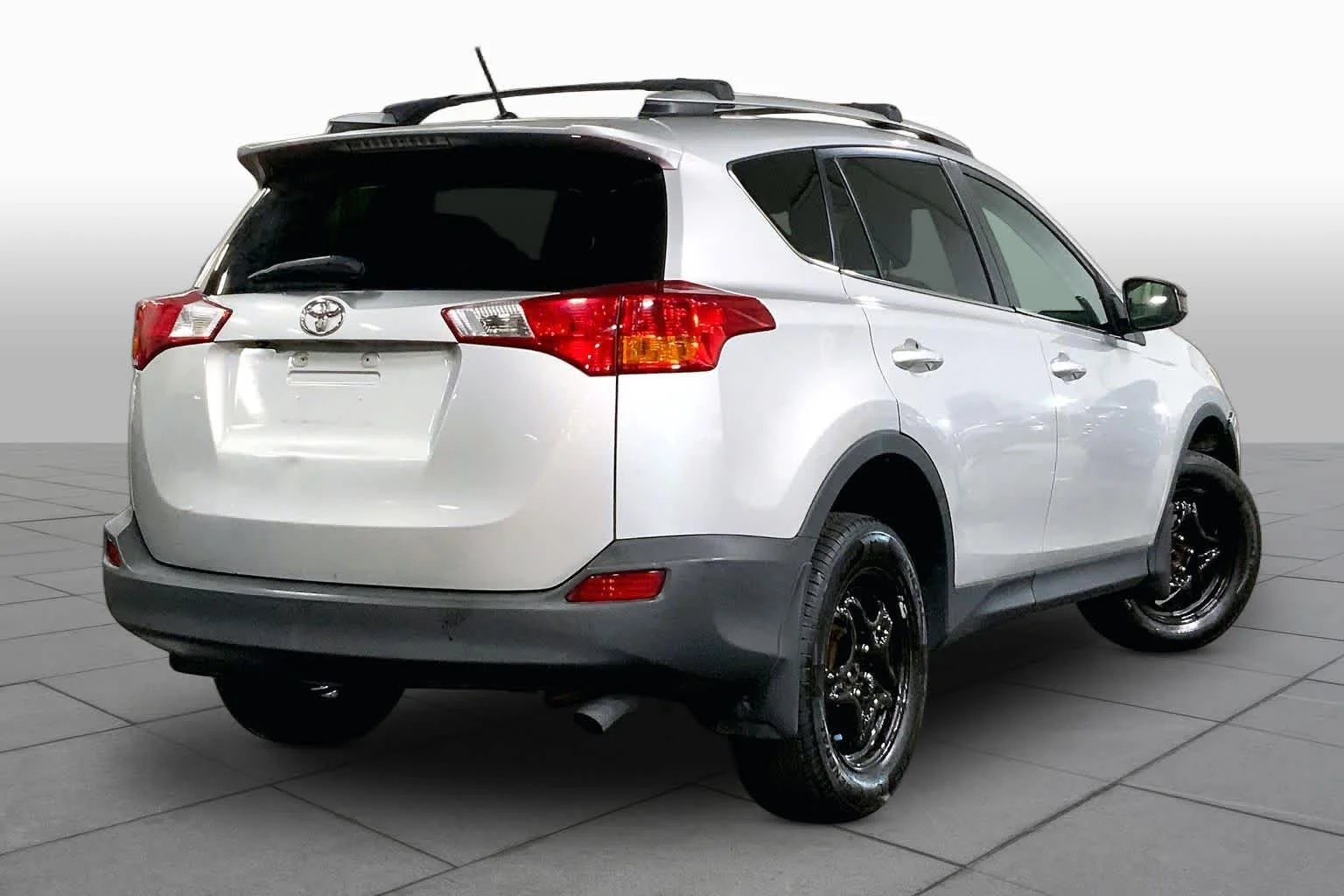 Used 2013 Classic Silver Metallic Toyota LE image 13