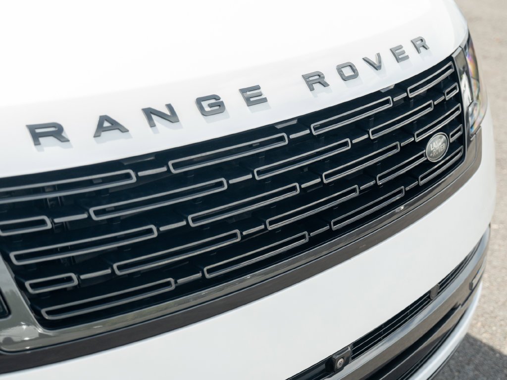 Used 2023 White Land Rover SE image 17