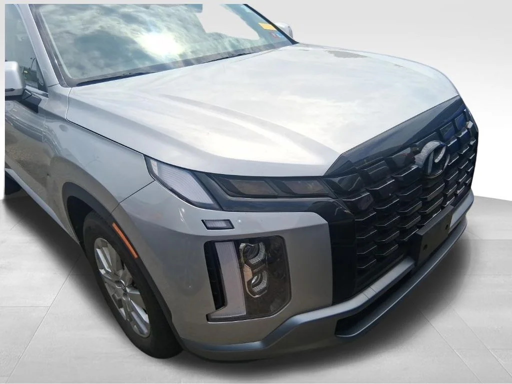 Used 2023 Silver Hyundai SE image 2