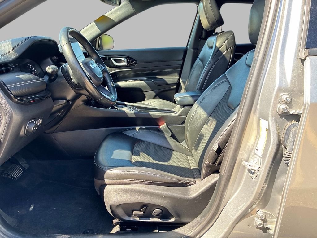Used 2022 Silver Jeep Latitude image 21