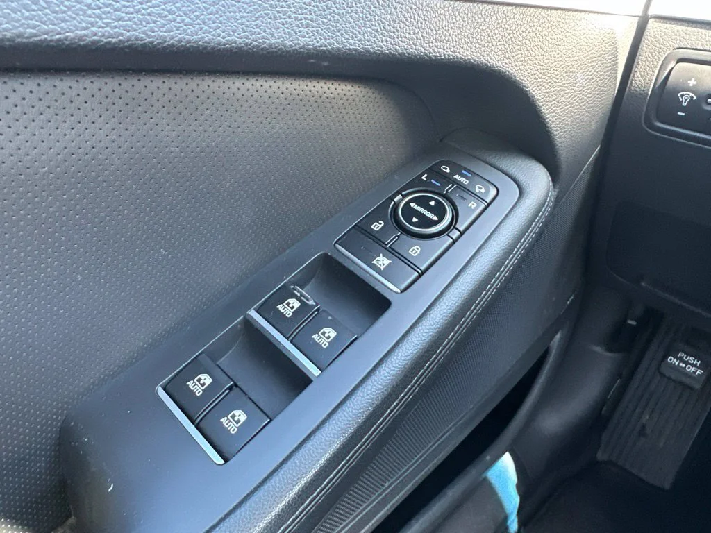 Used 2015 Black Hyundai 3.8 image 21