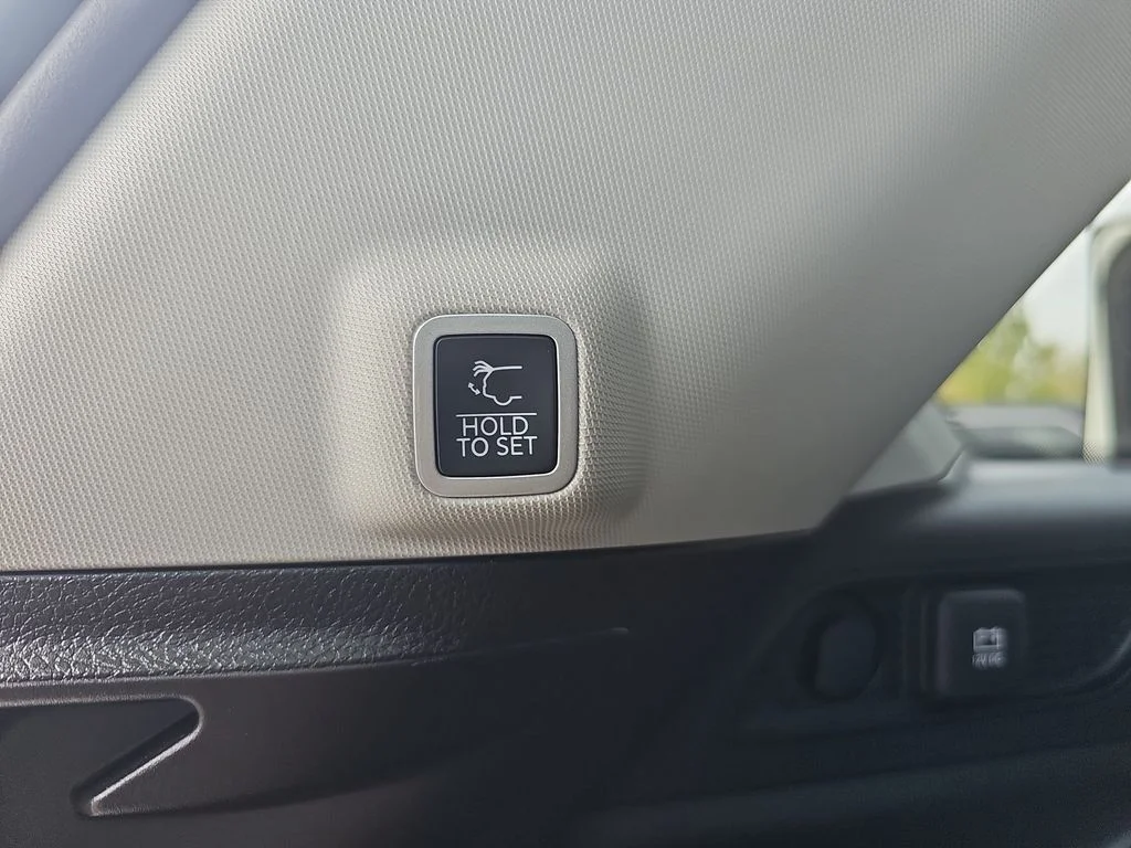 Used 2023 White/off-white Jeep Limited image 13