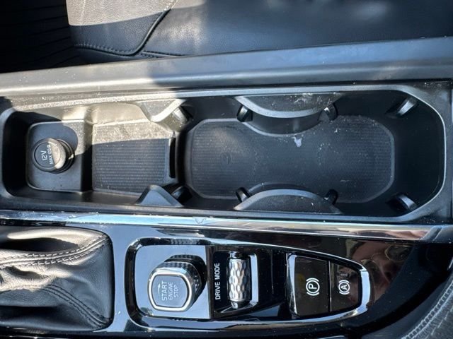 Used 2019 Black Volvo T5 Momentum image 24