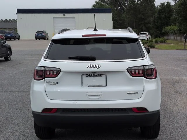 Used 2022 White Jeep Latitude image 4