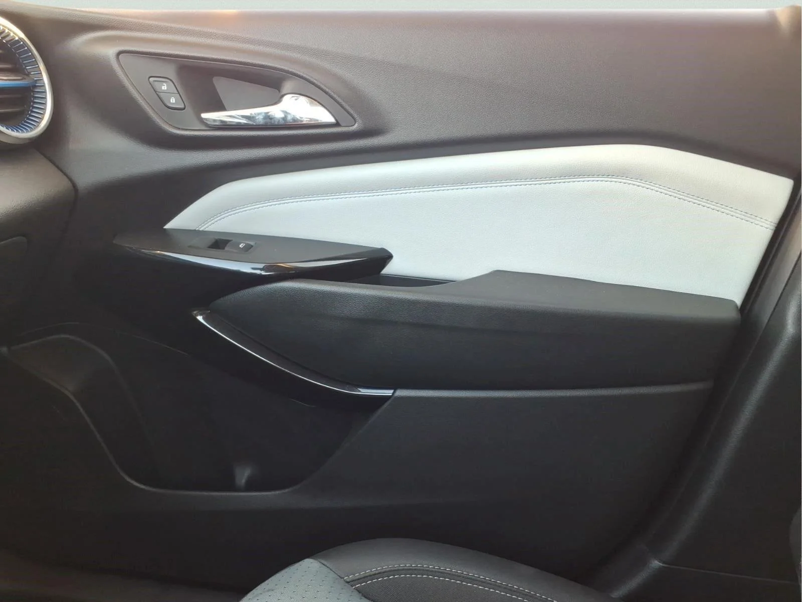 Used 2025 Sterling Gray Metallic Chevrolet LT image 26