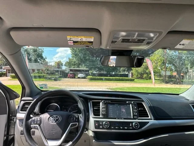 Used 2019 Silver Toyota XLE image 28