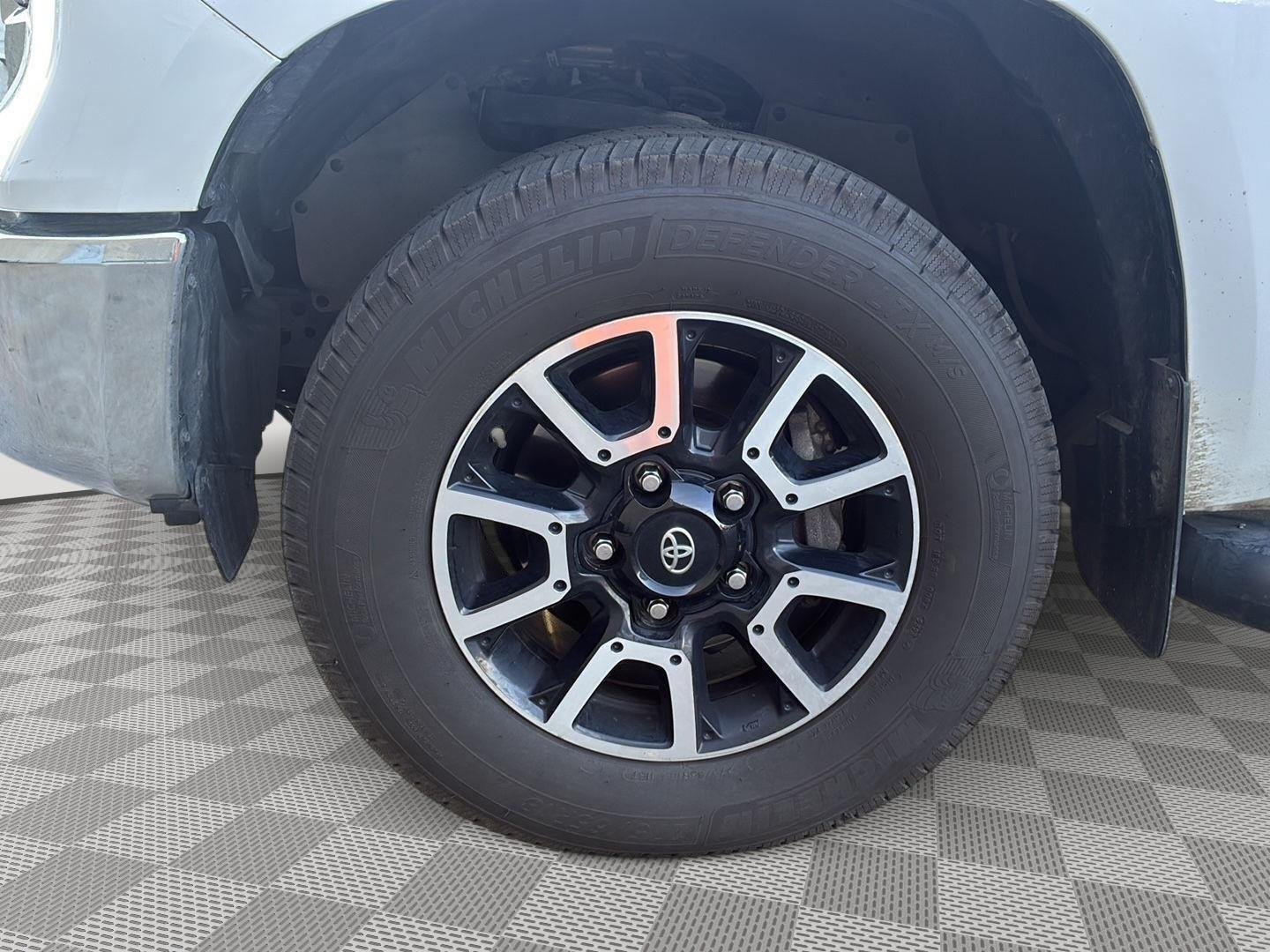 Used 2015 Super White Toyota SR5 image 9