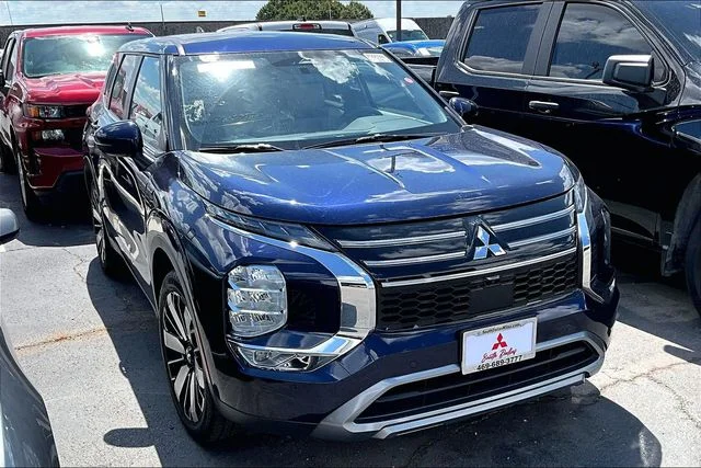 Used 2025 Blue Mitsubishi SE image 2