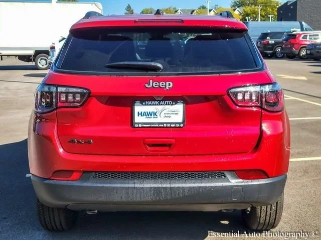 New 2026 Red Hot Pearl-Coat Exterior Paint Jeep Latitude image 5