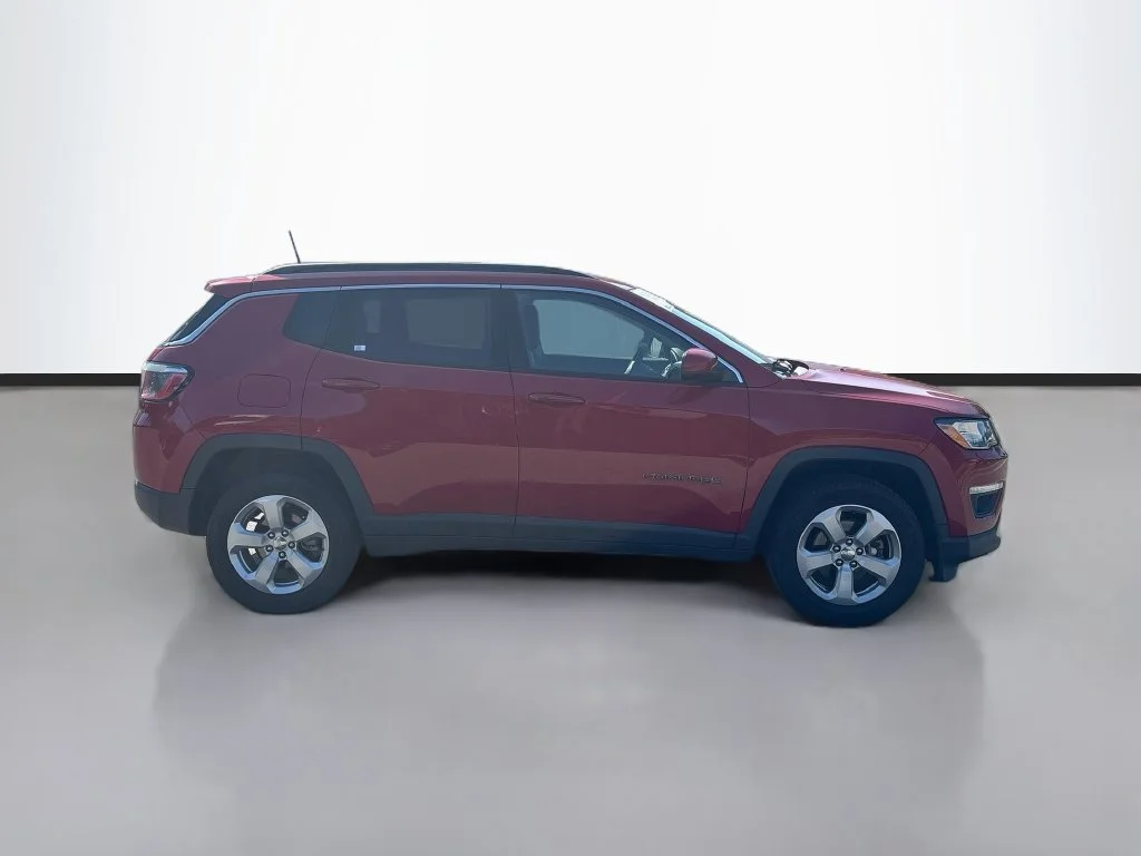 Used 2019 Red Jeep Latitude image 2