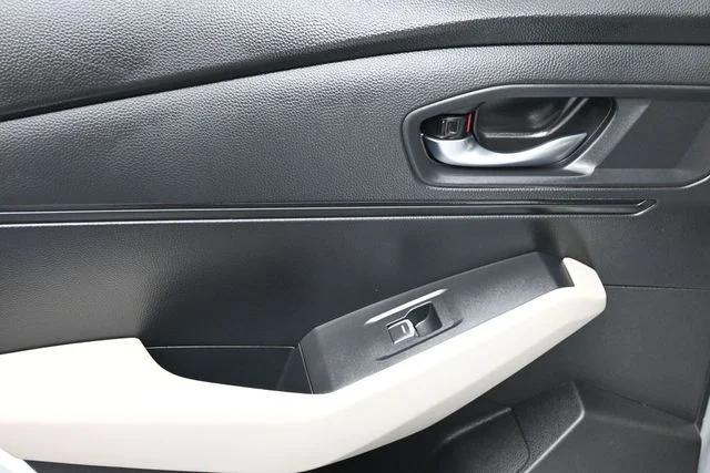 Used 2025 White Honda SE image 10