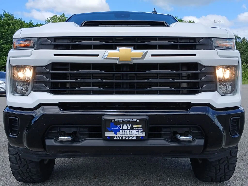 Used 2024 White Chevrolet Custom image 32