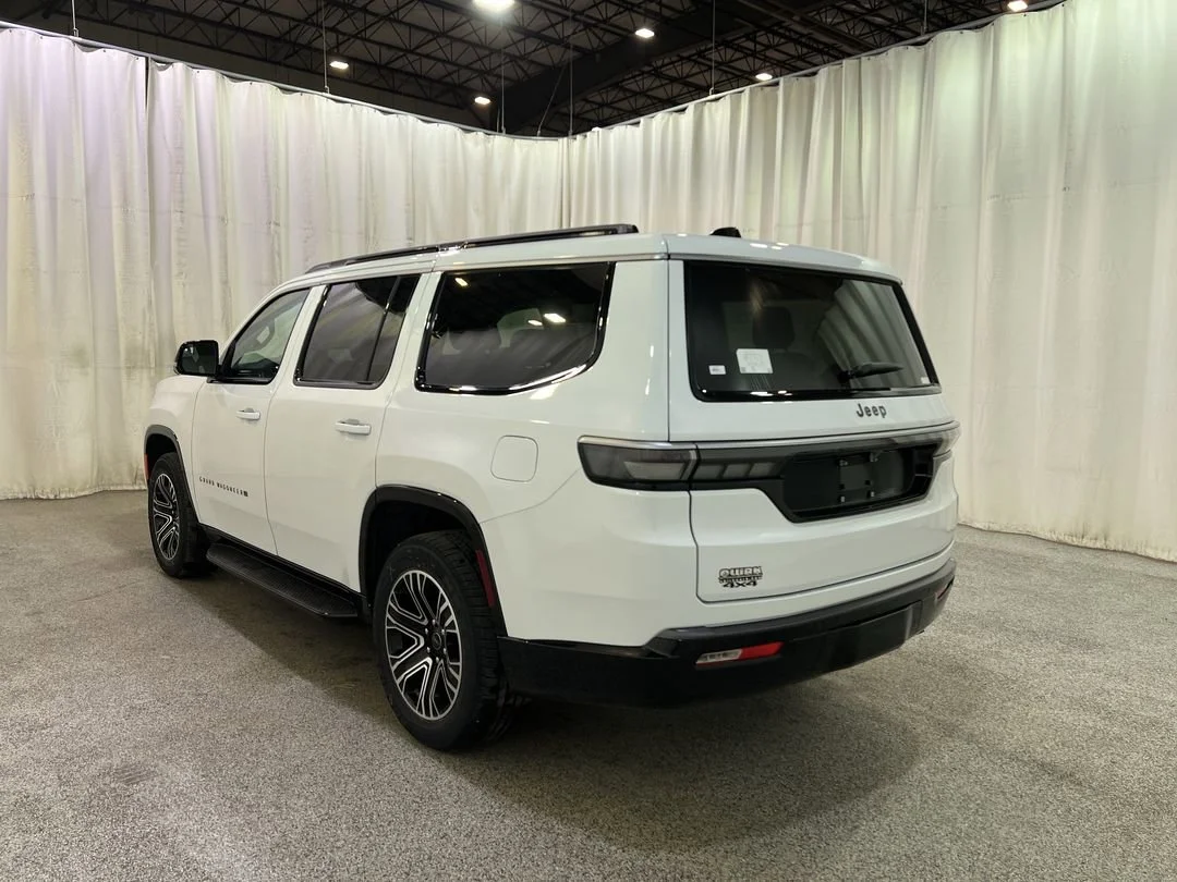 New 2026 Bright White Clear-Coat Exterior Paint Jeep BASE image 9