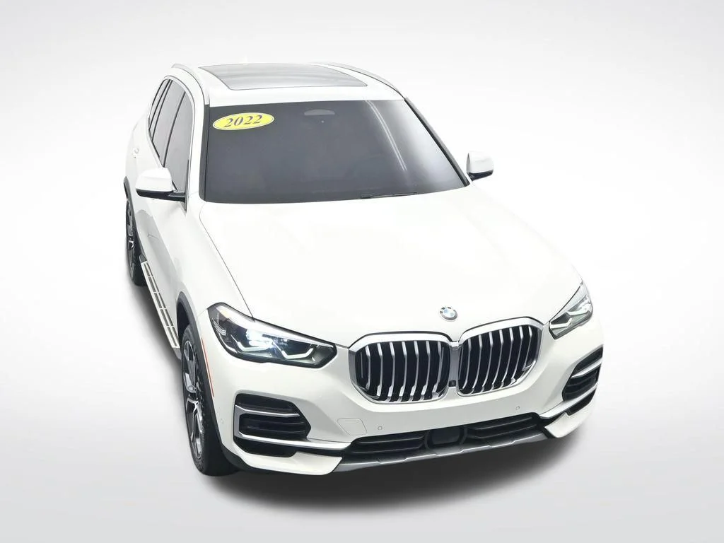 Used 2022 White BMW sDrive40i image 25
