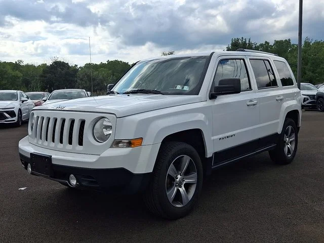 Used 2017 White Jeep Latitude image 5