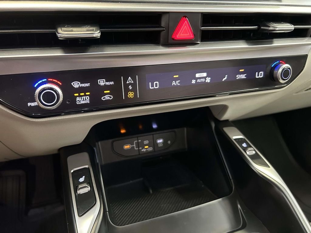Used 2025 White Kia S image 24