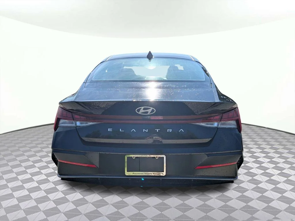 Used 2025 Black Hyundai SEL Convenience image 5