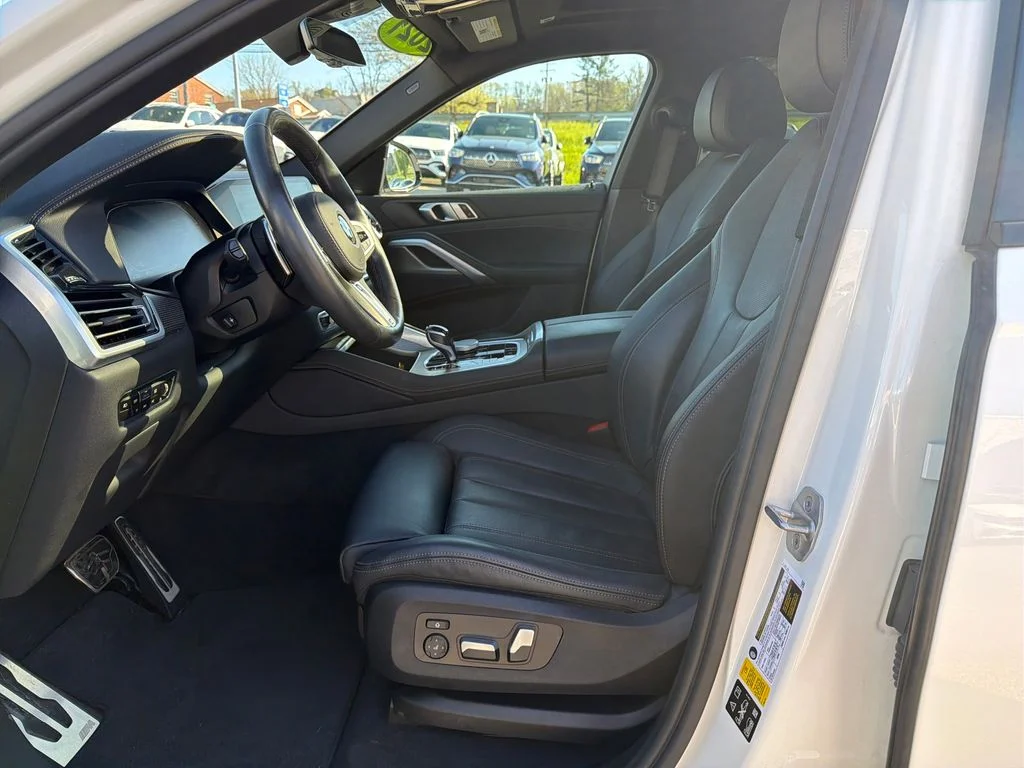 Used 2021 White BMW xDrive40i image 15