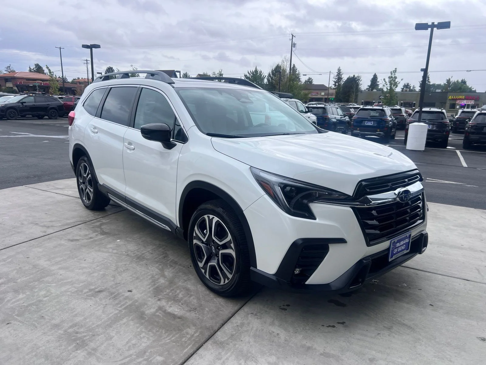 Used 2025 Crystal White Pearl Subaru Limited image 4