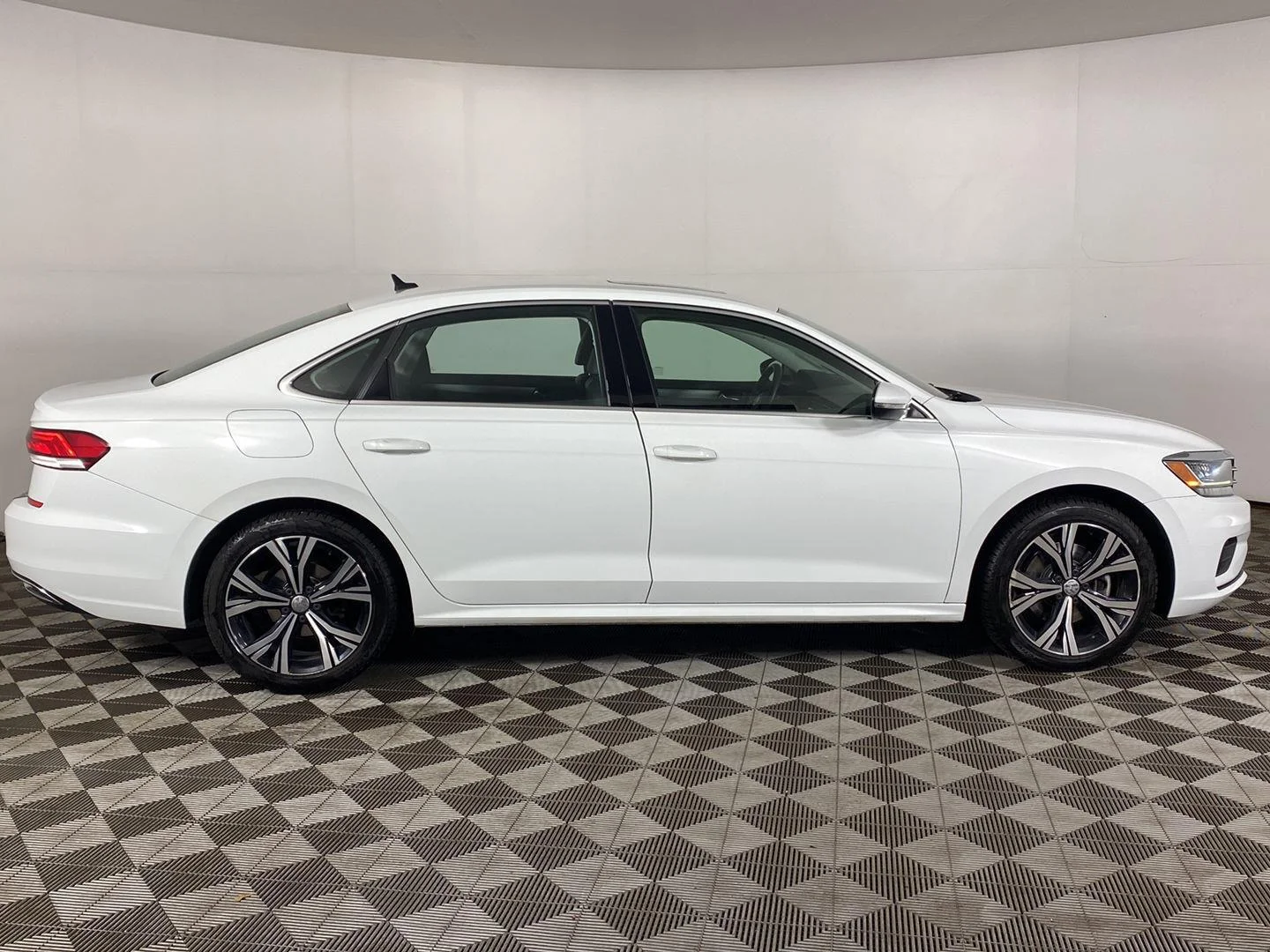 Used 2022 Pure White Volkswagen 2.0T SE image 8