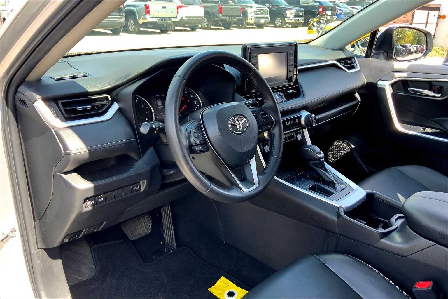 Used 2022 Silver Sky Metallic Toyota XLE Premium image 17