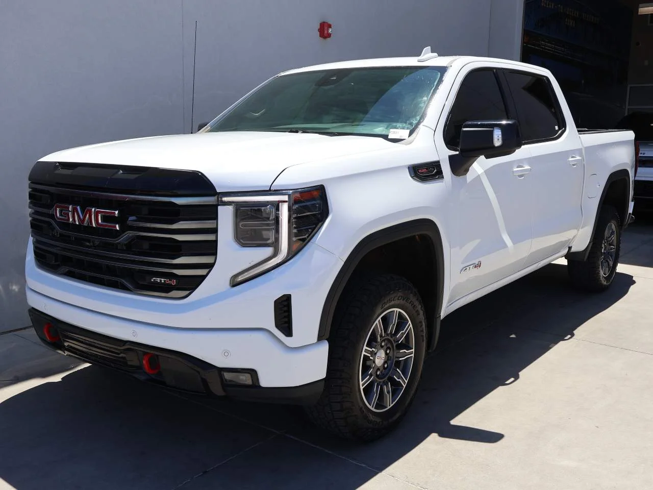 Used 2025 Summit White GMC AT4 Crew Cab image 1