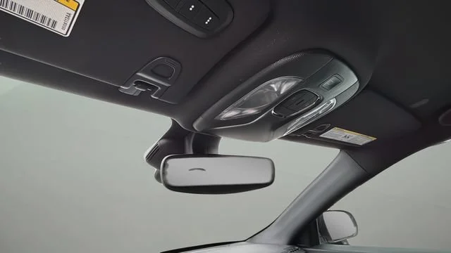 Used 2023  Jeep Altitude image 26
