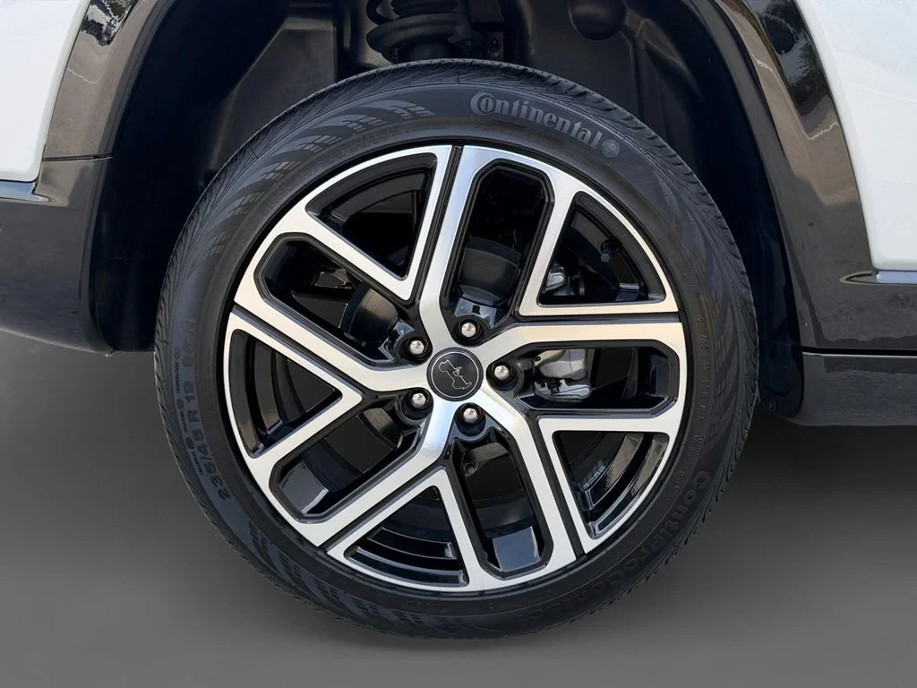 Used 2025 Silver Jeep Limited image 10
