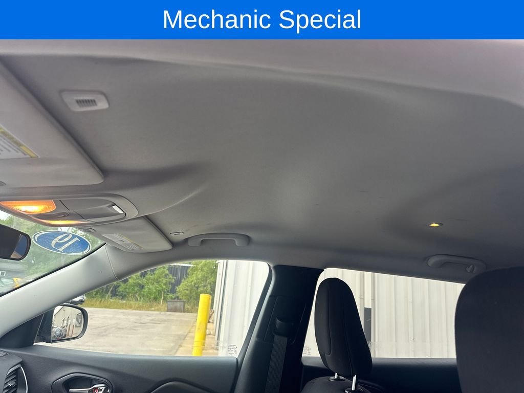 Used 2019 Green Jeep Latitude image 12