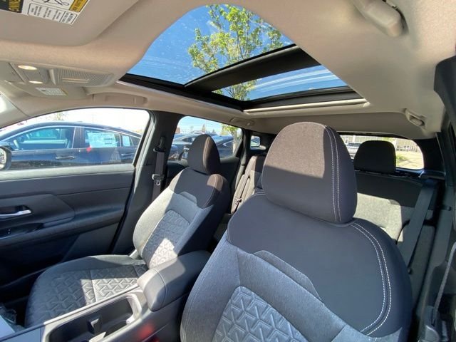 New 2026 Aspen White TriCoat / Super Black Two-tone Nissan SV image 23