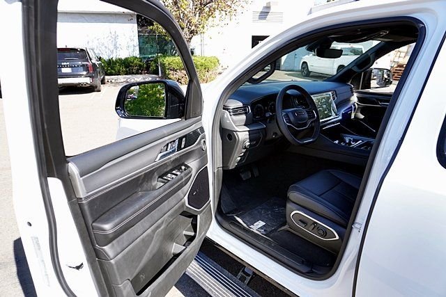 New 2026 Bright White Clear-Coat Exterior Paint Jeep Limited Altitude image 43